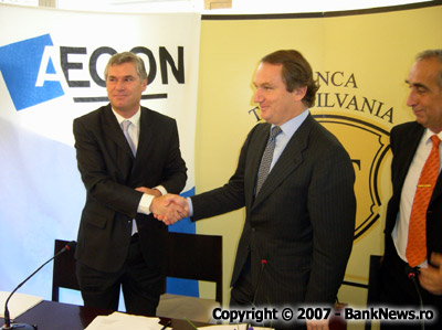 Robert C. Rekkers si Alexander R. Wynaendts la semnarea parteneriatului AEGON BT