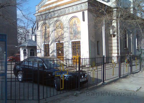 BMW seria 5 in curtea unei biserici din Bucuresti