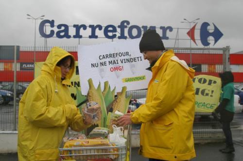 Greenpeace confisca painea cu soia modificata genetic din Carrefour